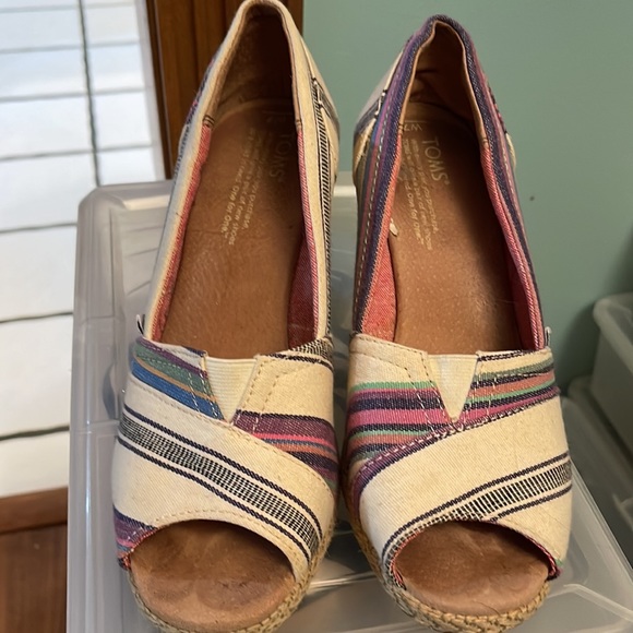 Multi color shoe, size 7W - Picture 2 of 8